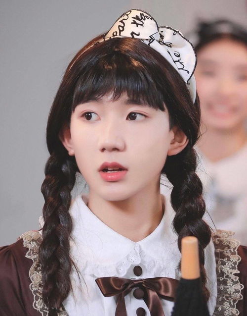 王俊凱玩幼稚游戲坐姿大爺化，網(wǎng)友直呼接地氣